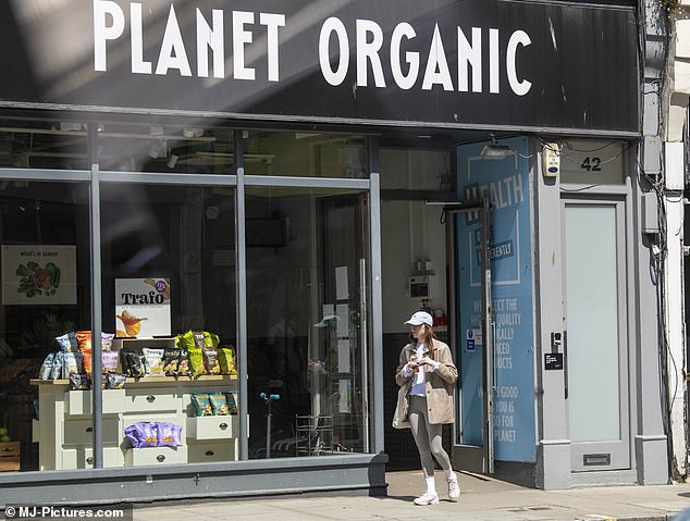 The actress stops by the Planet Organic health food store to treat herself to a soft drink