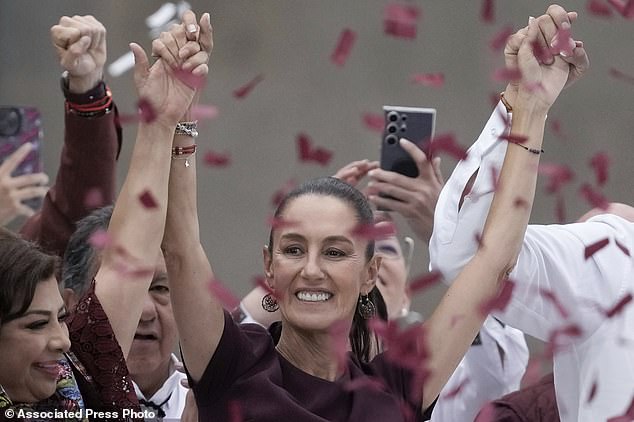 Sheinbaum raises his arms after speaking at his closing campaign rally in the Zócalo in Mexico City