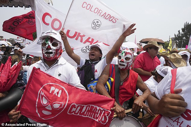 Gálvez supporters chant his name at his campaign closing rally