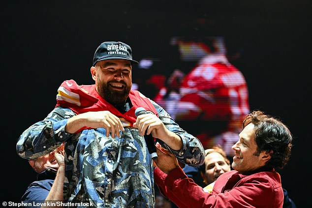 Hollywood superstar Paul Rudd lends a hand to Chiefs tight end on stage