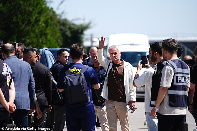 Mourinho landed in Türkiye after revealing yesterday that he would travel to sign an agreement