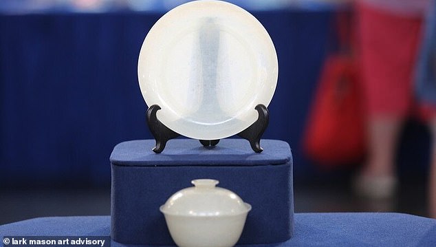 In the photo: the rice bowl and plate that the guest inherited from her late husband. The bowl used to be in the possession of her father-in-law, who she claims was the first consul general of South Korea.