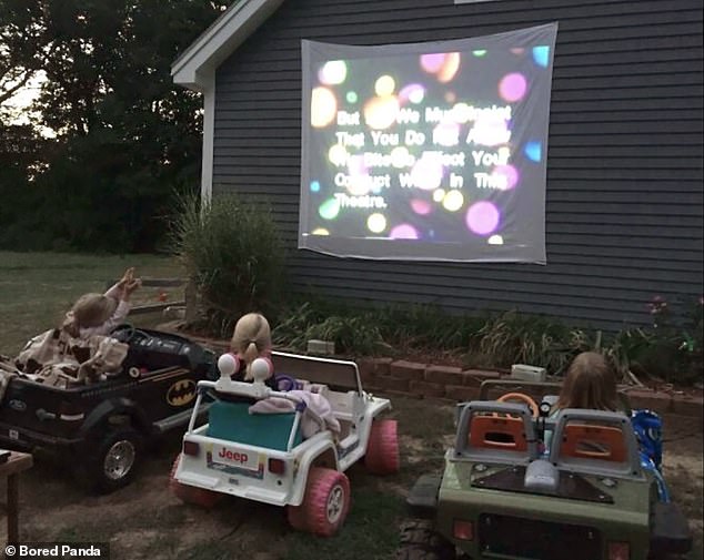 A touching scene in which the neighbor children park in toy cars to watch a movie on a projector.