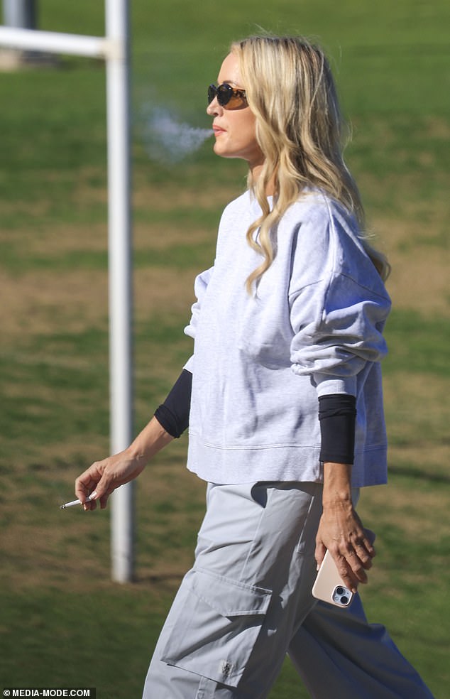 Twisting her golden locks into very glamorous curls, the media personality sported a casual look for her afternoon stroll.