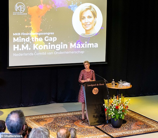 Fresh-faced and with blonde hair slicked back in a bun, Máxima looked elegant and professional.