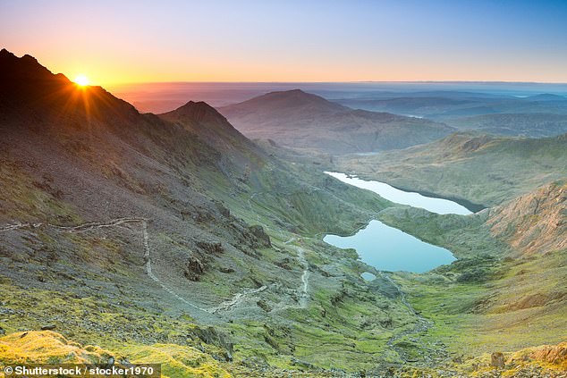 A holidaymaker has been asked to pay an extra £265 for his accommodation in Snowdonia, North Wales, after the owners discovered the original booking price was incorrect.