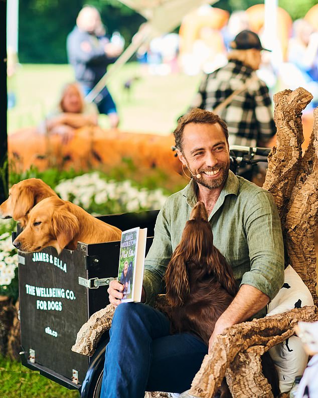 Pictures from the event show him beaming as he is joined by his other dogs who sat on his custom Babboe bike as he held the new cover.