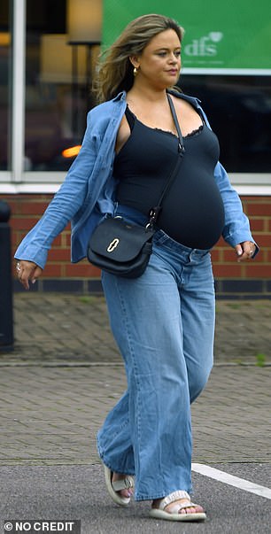 She paired her look with comfortable flat sandals.