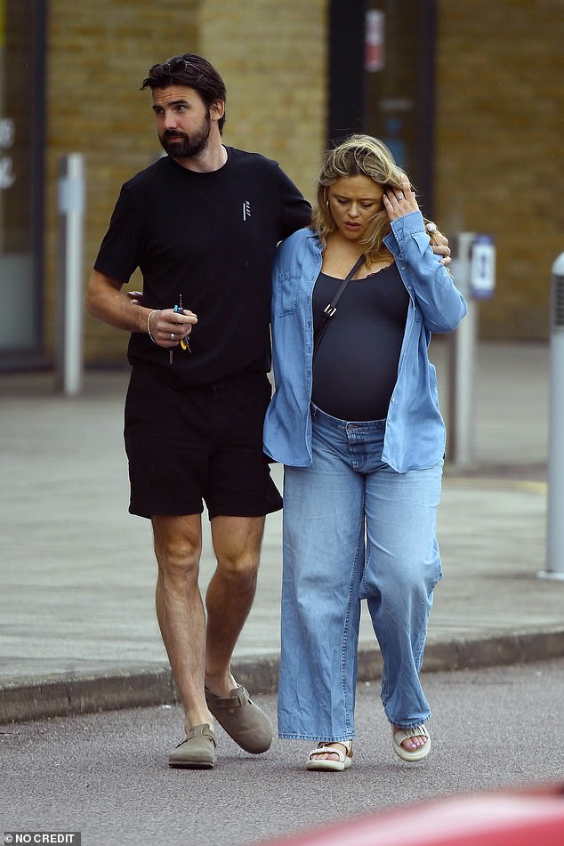 Alistair put on a casual show in a black T-shirt and gym shorts, paired with beige Birkenstocks.