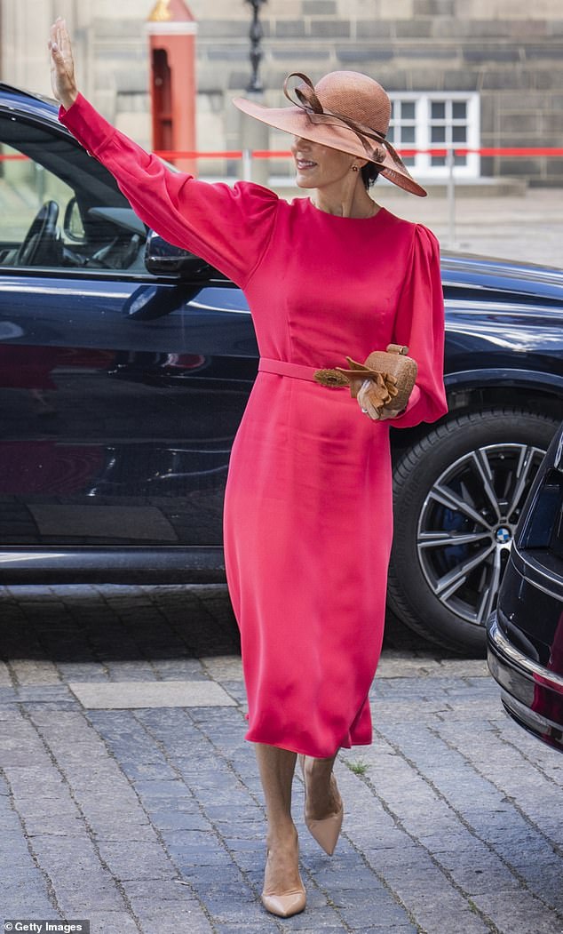 The Australian-born queen cut a graceful figure in an elegant satin pink dress with puffed sleeves and nude heels.