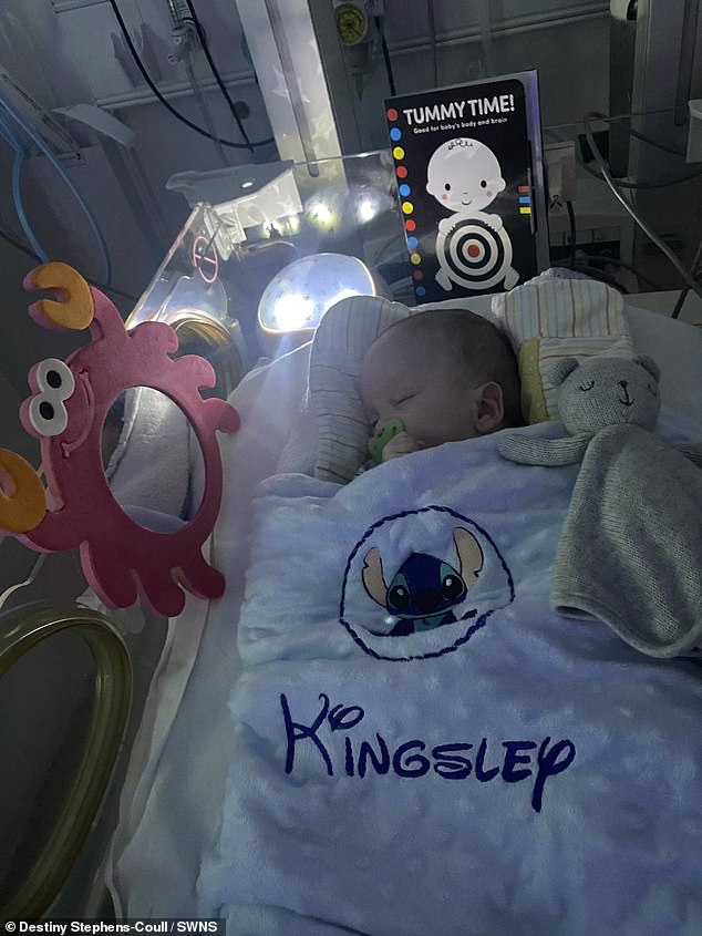 Kingsley photographed in the hospital snuggled up with a Disney blanket with his name on it. The little boy surprised everyone around him when he arrived.