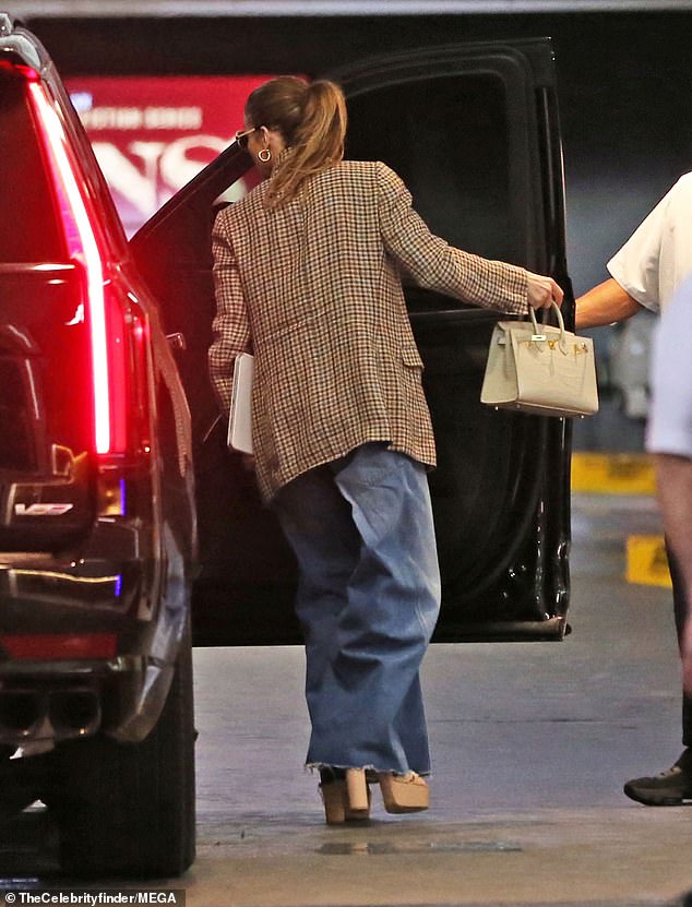 A stunning white Hermès bag added a touch of luxury to her ensemble.