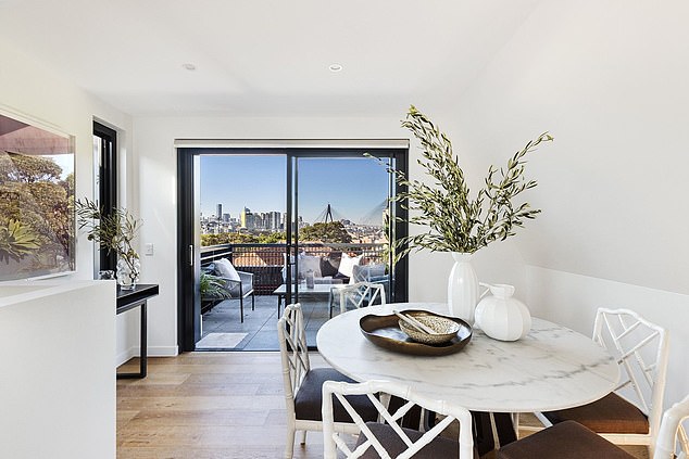 With stunning views of the CBD skyline and Anzac Bridge, the cooking space features Carrara quartz stone countertops and a luxurious breakfast bar.