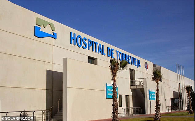 The two people with respiratory problems were transferred to the Torrevieja University Hospital.