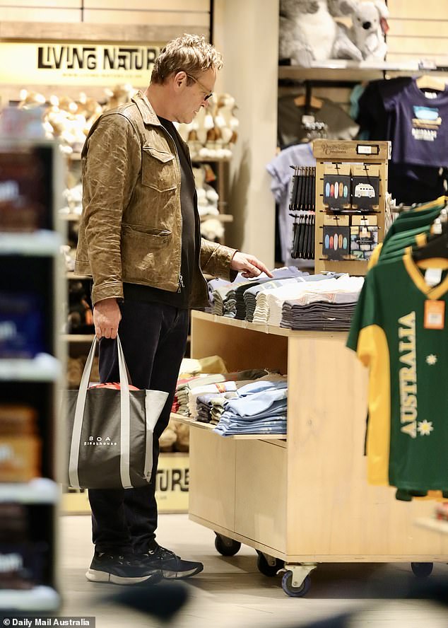 Before his flight back to Los Angeles, Vince was seen doing some souvenir shopping at the airport.