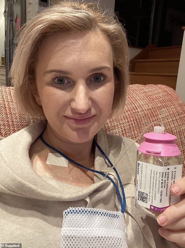 Gemma follows a treatment that consists of an infusion every fifteen days and four tablets a day.