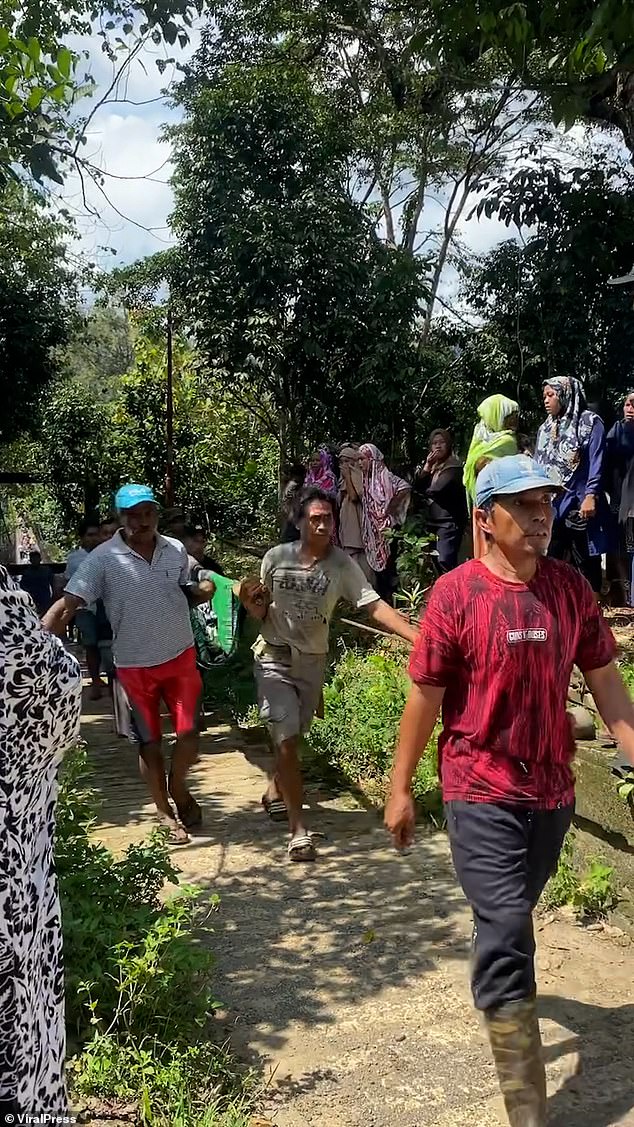 Farida was transferred and taken for a religious burial in Pitu Riawa District of Sidrap Regency, South Sulawesi Province, by villagers.