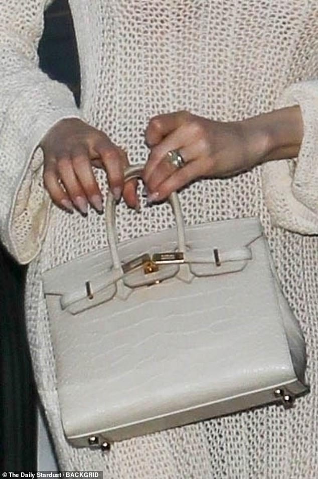 Despite speculation that she and Ben Affleck are on the verge of divorce, Jennifer decidedly kept her ring on for her latest outing.