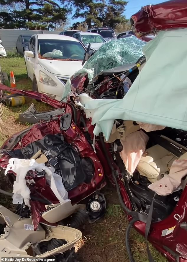 The shocking images of the minivan in which the family was traveling show the severity of the head-on collision.