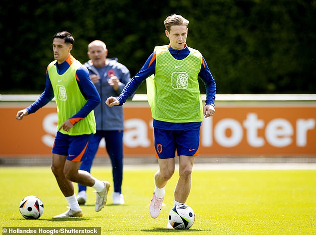 De Jong was included in Ronald Koeman's 26-man squad and trained alongside his teammates on Sunday