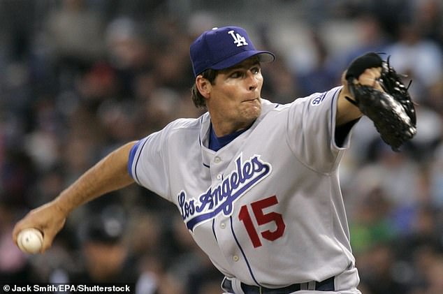 Erickson played with the Los Angeles Dodgers since 2005 for one year, then finished his career with the New York Yankees in 2006. He was a star with the Minnesota Twins and the Baltimore Orioles.