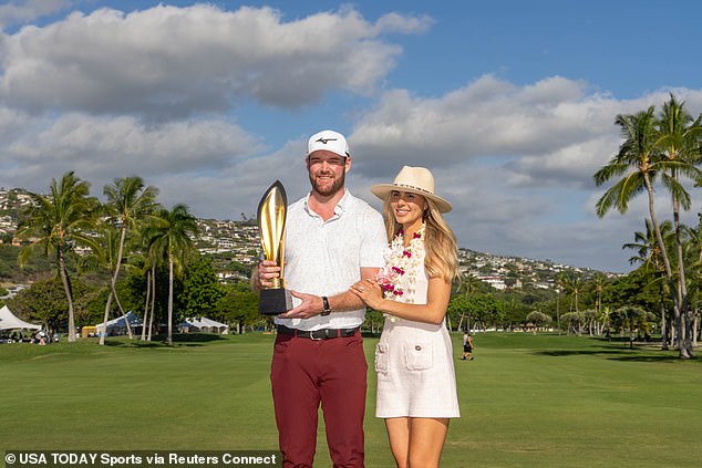 Murray poses for a photo with his fiancée Christiana Ritchie after winning the Sony Open