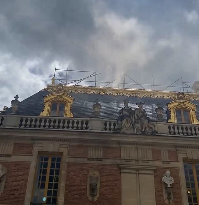 White smoke comes out this afternoon from the roof of the Palace