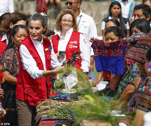 The 51-year-old woman was animated when observing the children's clothing in the stalls of the San José de Chacaya market.