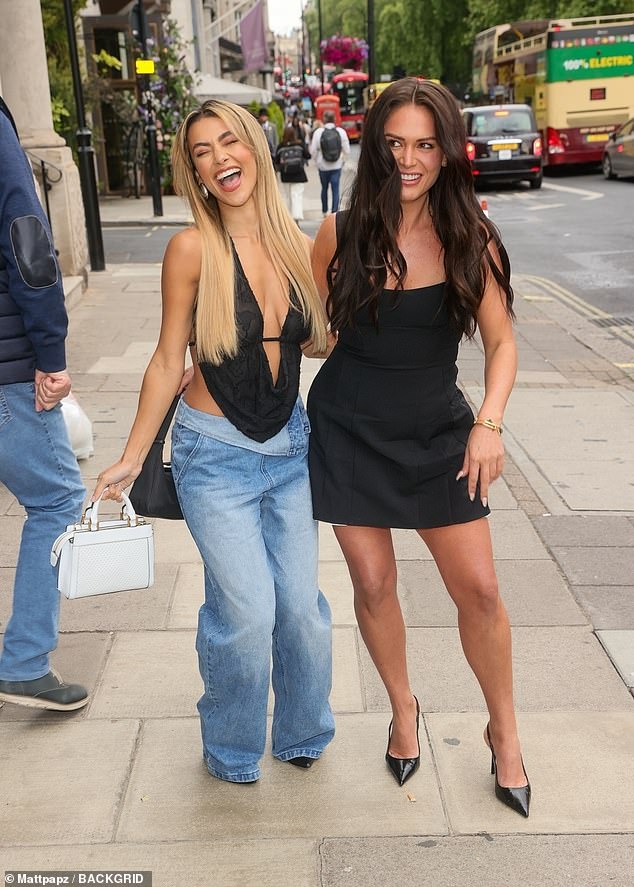 Joanna and Olivia looked happier than ever as they posed for photos before entering the venue.