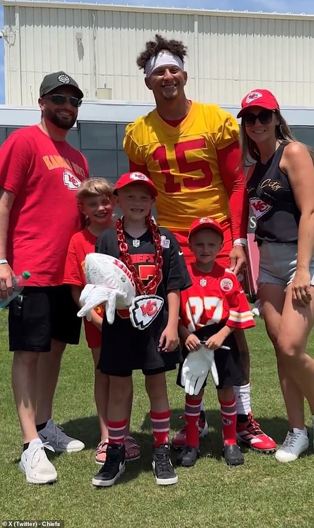 1718250288 906 Adorable moment as Travis Kelce and Patrick Mahomes brighten the