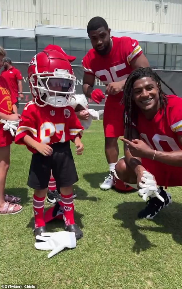 1718250289 516 Adorable moment as Travis Kelce and Patrick Mahomes brighten the