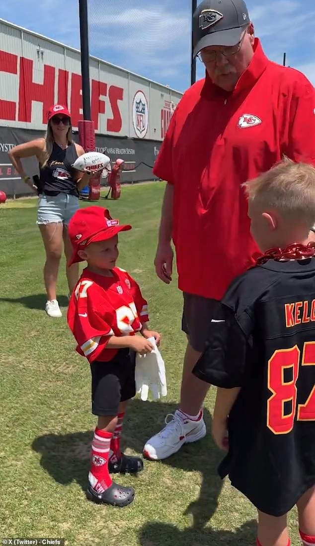 1718250289 884 Adorable moment as Travis Kelce and Patrick Mahomes brighten the