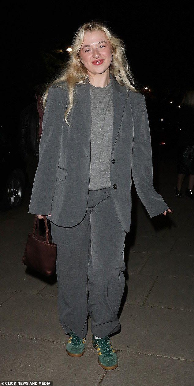 Model Anais wore an oversized suit for the party, combining the gray look with sneakers.