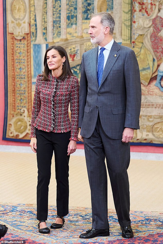 The mother of two paired this eye-catching blazer with elegant skinny pants, which showed off her slim and toned figure.