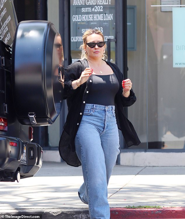 She looked like the cool mom as she wore an oversized black shirt over a tight-fitting blouse and baggy blue jeans.