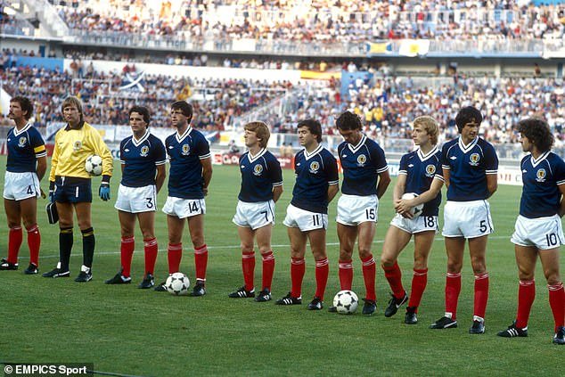 Strachan (fifth left) and Hansen (second right) played together for Scotland and have remained good friends ever since.