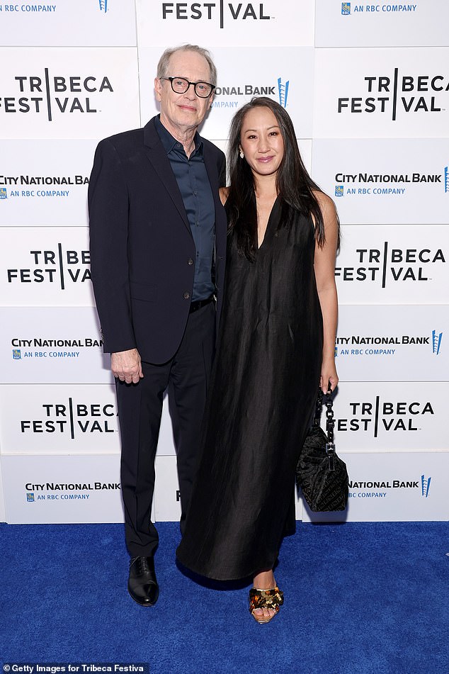 Steve Buscemi, who played Tony Blundetto and directed four episodes of the show, hit the red carpet with Karen Ho, opting for a black suit without a tie with glasses and black shoes.