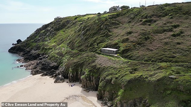 Porthscylla was sold with 0.8 hectares (1.9 acres) of land mainly on cliffs, as well as in-principle permission from Cornwall Council for demolition and replacement.