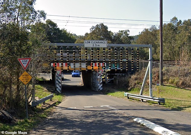 Social media users noted that the Woy Woy railway underpass was famous for traffic accidents, with many drivers crashing into it during the Christmas season.