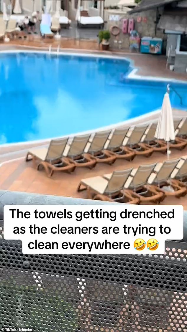 Hotel guests tried to get a spot by the pool by leaving their towels early in the morning, but were unpleasantly surprised by the cleaning staff, who did not hesitate to remove the towels from the sun loungers.