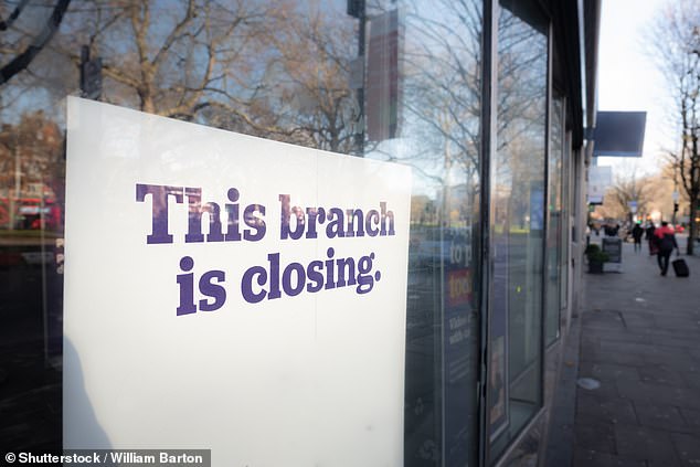 While a door closes: post offices occupy the empty space left by the closure of bank branches