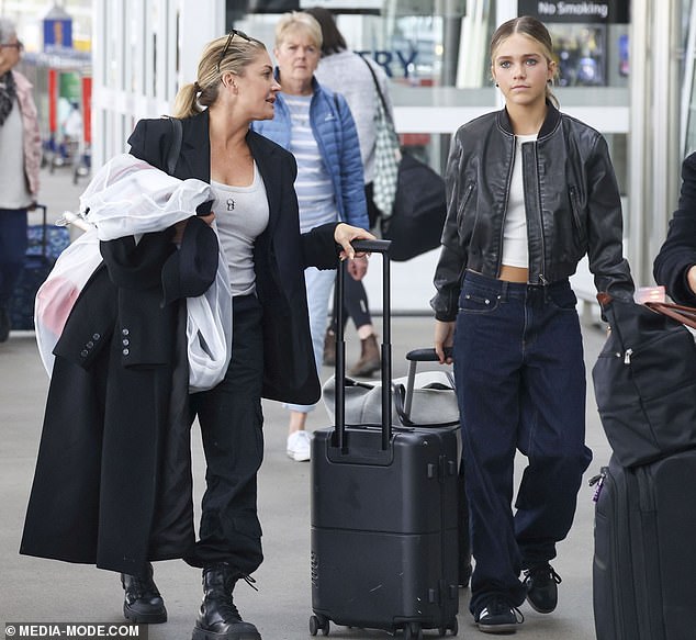 Nat had her hands full with the dry-cleaned clothes she had recently worn to the premiere of Chicago in Sydney, which she had attended with Harper on Thursday night.