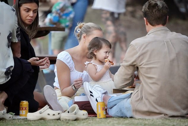 The couple stopped to chat while Posy enjoyed her pizza.