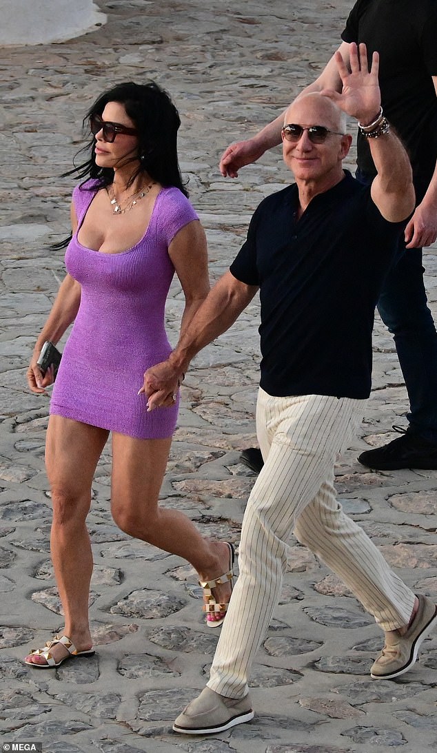 1718469337 403 Lauren Sanchez shines in a tight purple dress as she