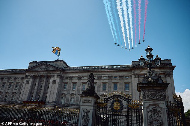 Fortunately, the sky was clear as the 10 formations took turns flying around the mall.