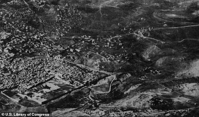 Compton reported that the methods used to find Sennacherib's camp led to the discovery of other Assyrian military camps. In the photo: aerial view of Jerusalem in the 1930s.