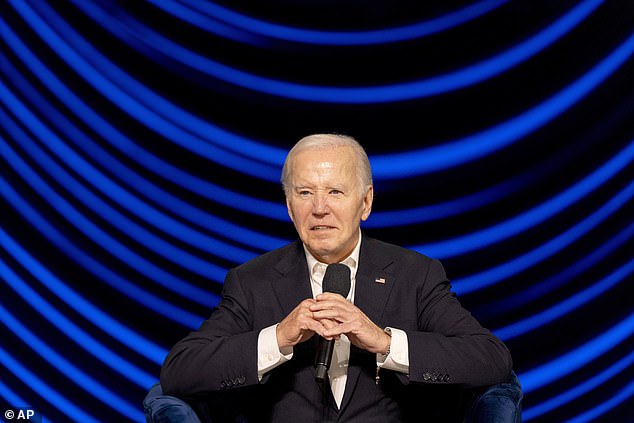 President Biden speaking at a campaign fundraiser in Los Angeles on Saturday night before video shows him appearing frozen and being carried off stage by Obama.