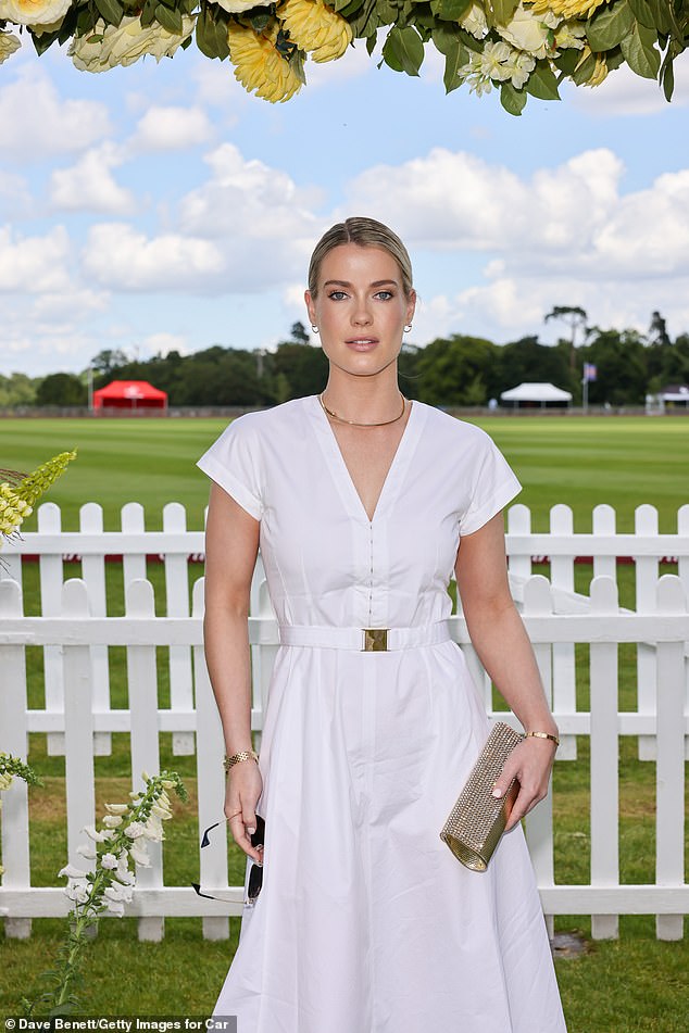 Lady Eliza Spencer wore a summery white short-sleeved dress with a belt, combined with gold accessories.