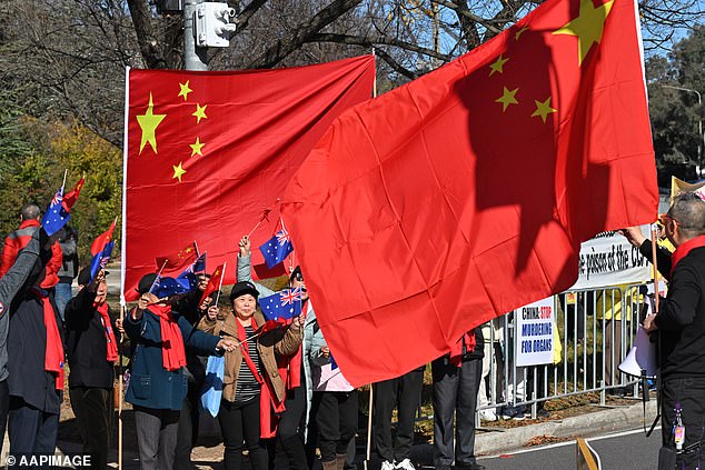 Peaceful supporters in Tibet, a predominantly Buddhist region in far western China, were surrounded by counter-protesters who unfurled huge Chinese and Australian flags to hide them from view.