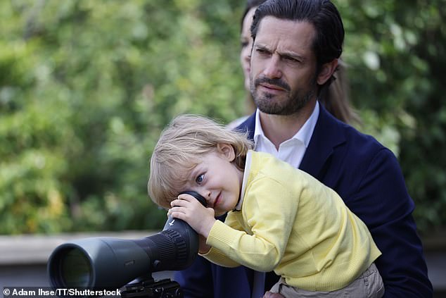 Supported by his father, Prince Carl Philip, the three-year-old prince looked through a huge telescope.